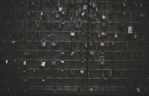 眉山の金網フェンスに取り付けられた多数の南京錠