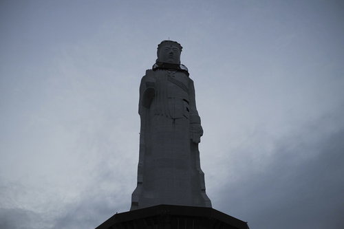 所有者不在のまま放置された巨大な仏像「世界平和大観音像」
