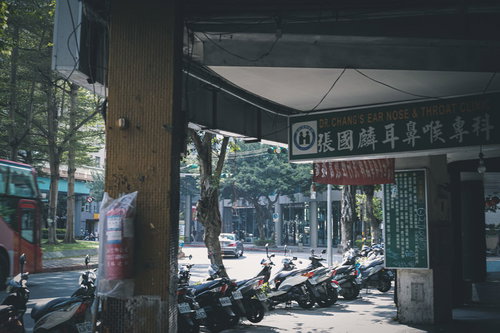路駐バイクがずらり並ぶ台湾・六張犁（リョウチャンリー）の街並み