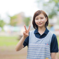 エプロン姿で二人分お願いできますか、ピースサインをする介護士女性の写真
