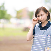 つらくて涙を流す介護士の女性、介護現場のストレスと疲労の写真