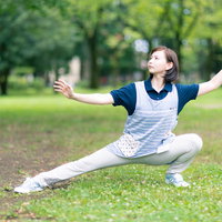 公園で太極拳のようなポーズを取る介護士さんの写真