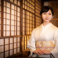 和室の障子前で正座する着物姿の女将の優雅な姿の写真