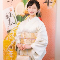 新年と着物を身にした女性の正月和装姿の写真