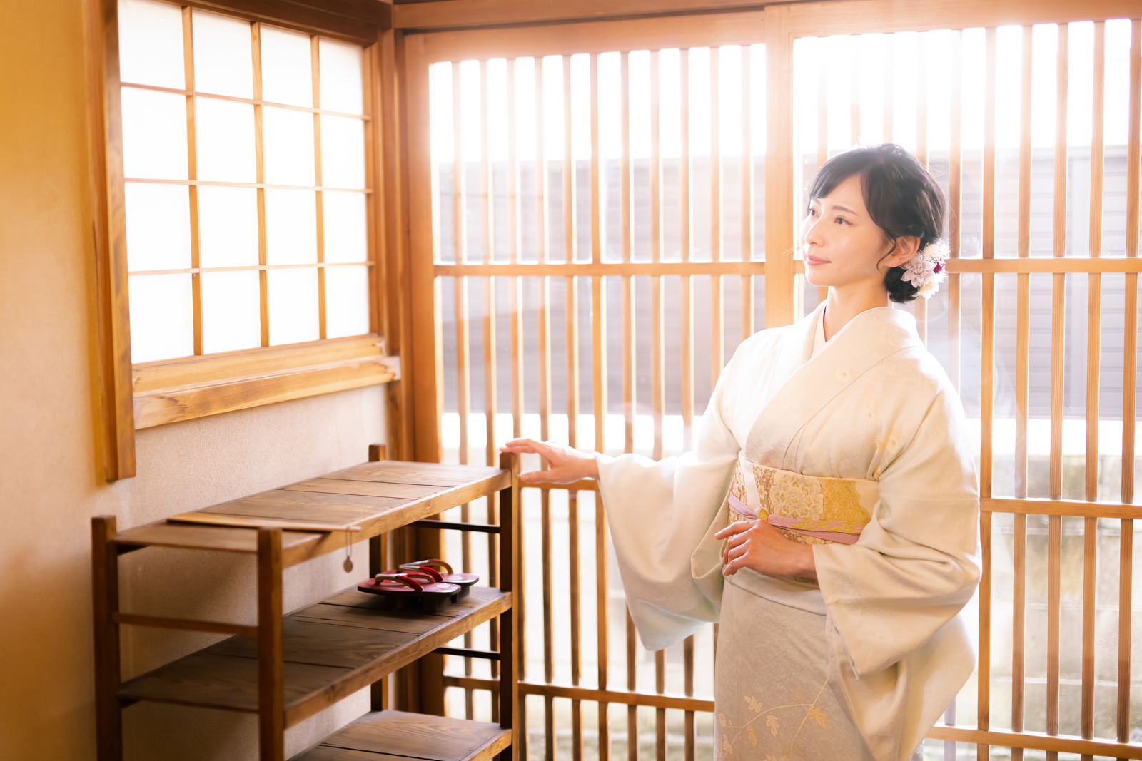 木造の玄関で白い着物を着た女性［モデル：yumiko］