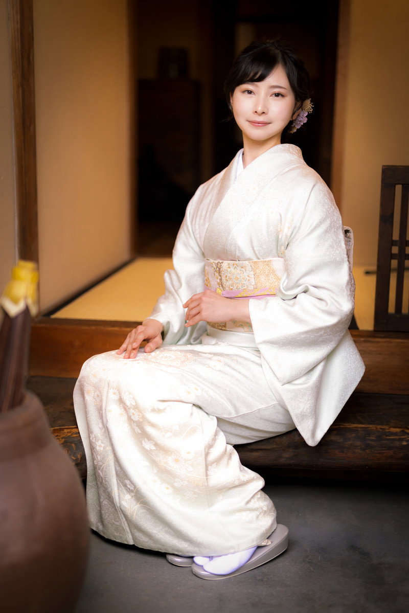 白い着物を着た女性が玄関で正座している様子［モデル：yumiko］