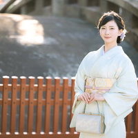 境内を散歩する着物の女性の写真