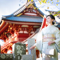 鶴岡八幡宮の境内をめぐる着物の女性の写真