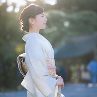 白い着物を着た女性の横顔、神社境内での参拝の写真