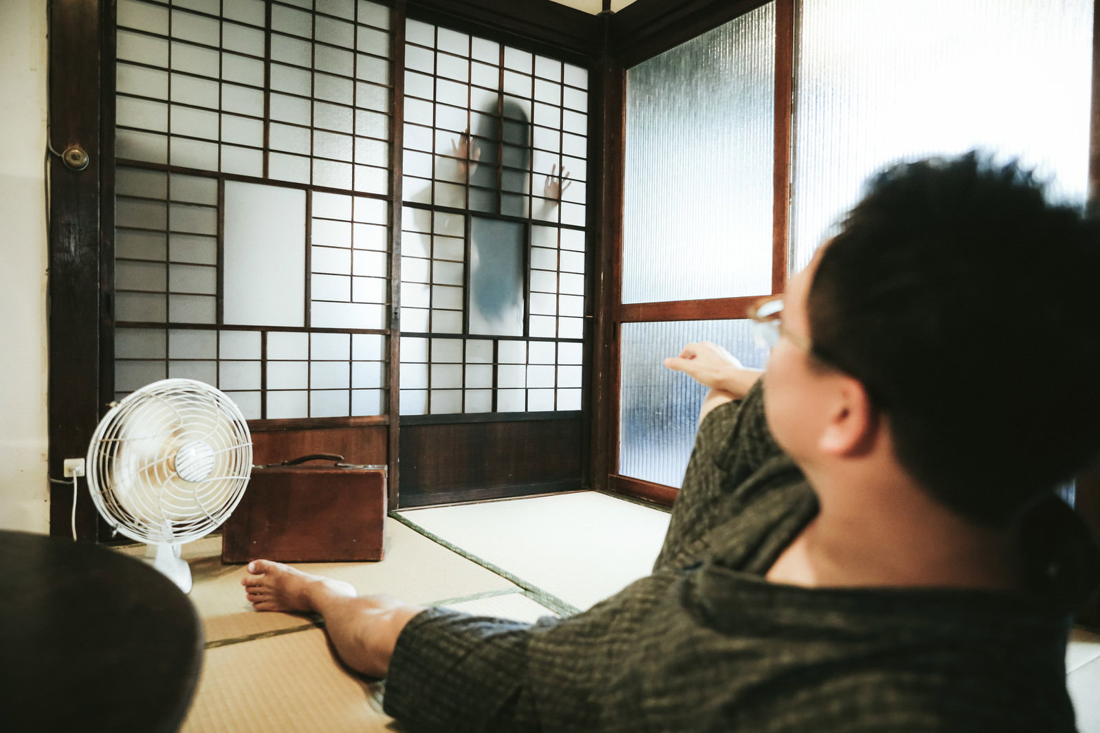 古民家の和室で障子の向こうの幽霊に恐怖で怯える外国人男性［モデル：Max_Ezaki 緋真煉］