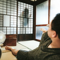古民家に巣食う幽霊に怯える外国人男性の恐怖の写真