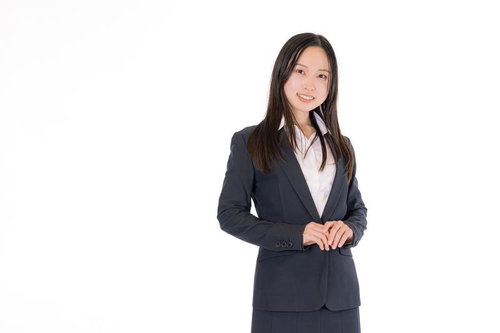 紺色スーツで微笑む受付の女性