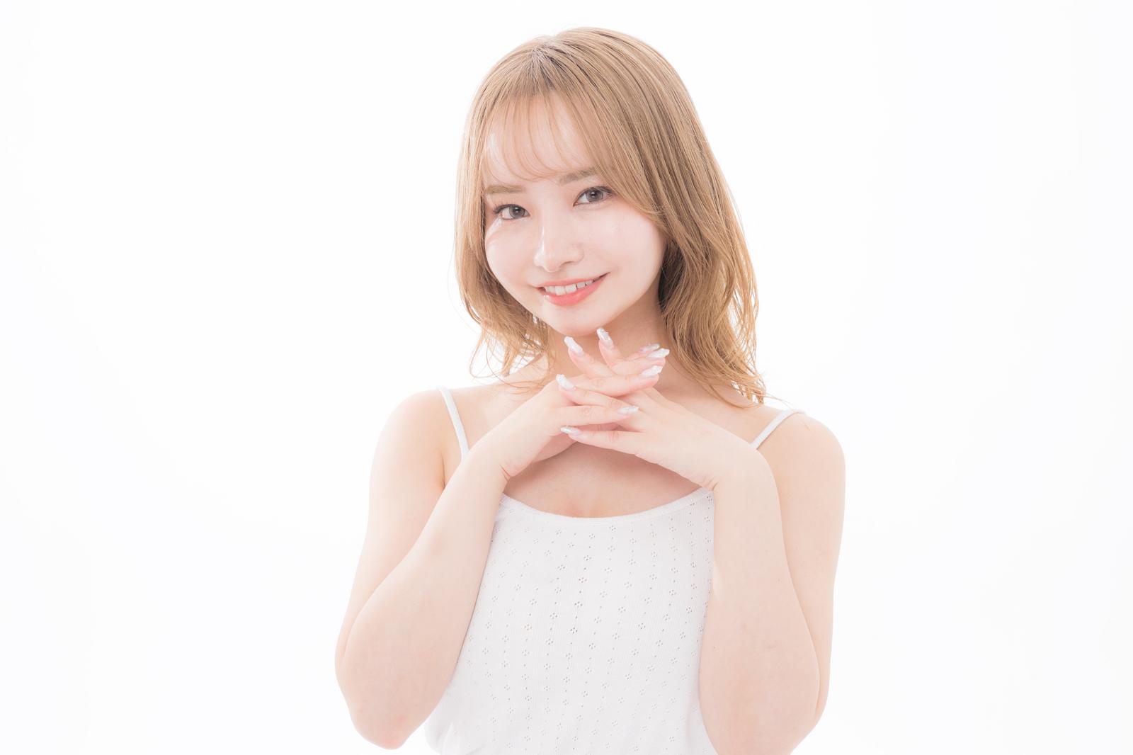 白いキャミソール姿で笑顔を浮かべる女性［モデル：yuria］