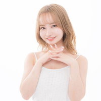 笑顔でおねだりする清潔感のある女子のビューティーポートレートの写真