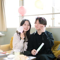 推しと一緒にホームパーティーを楽しむ男女の写真