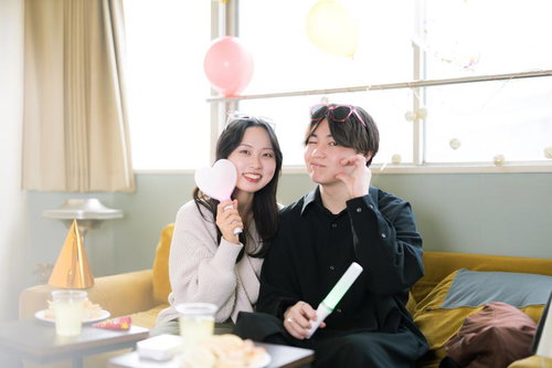 推しと一緒にホームパーティーを楽しむ男女