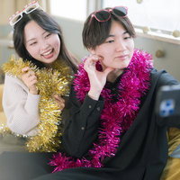 仲良しカップルがスマホで自撮りなうの写真