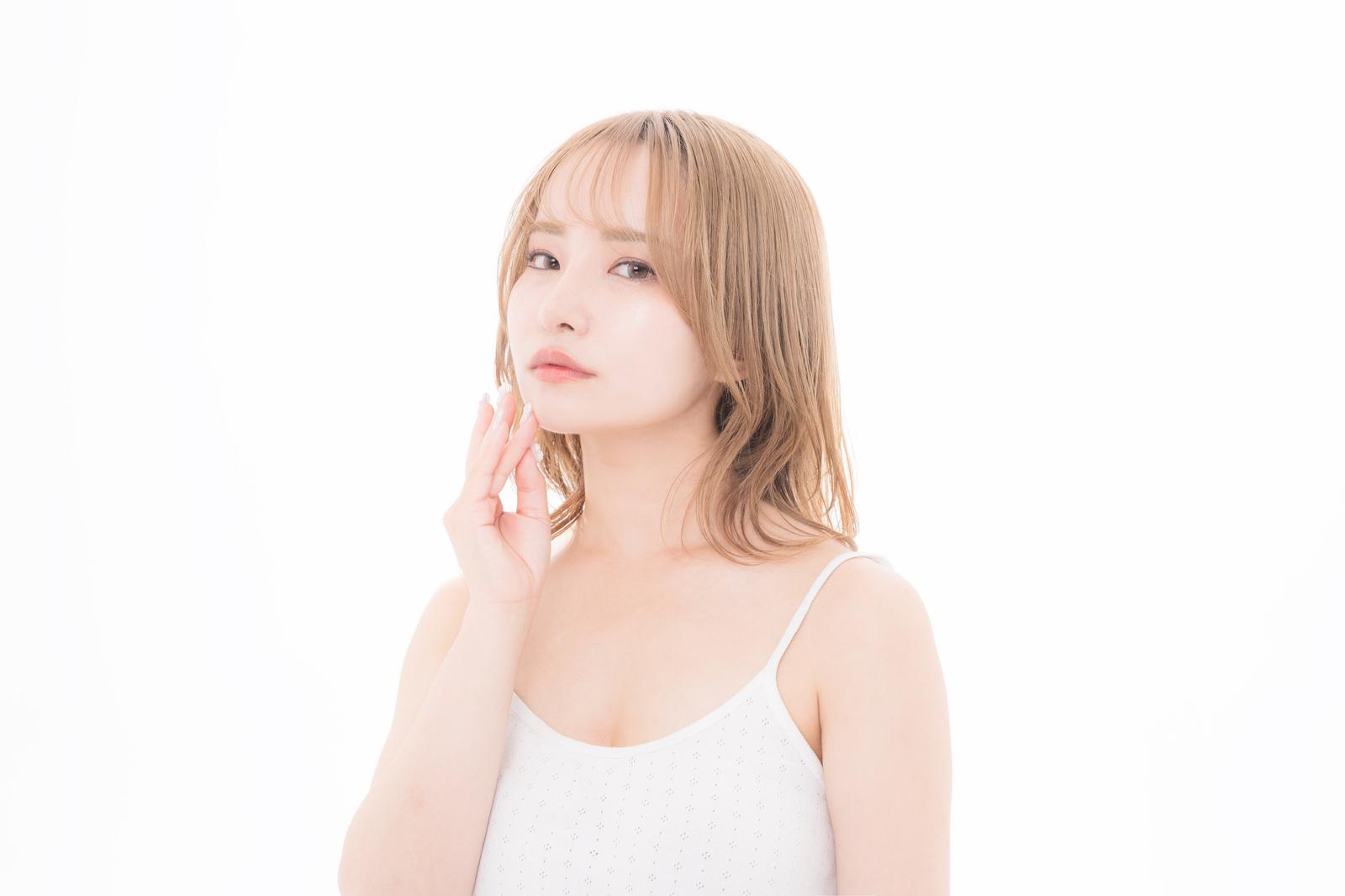頬に手を当て上目遣いの女性モデル［モデル：yuria］