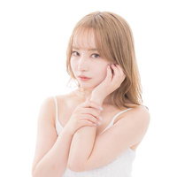 理想の肌質へ導くビューティーポートレート、白いキャミソール姿の女性の写真