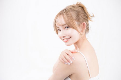 優しく微笑む美容女子の横顔と素肌の背中、艶やかな髪