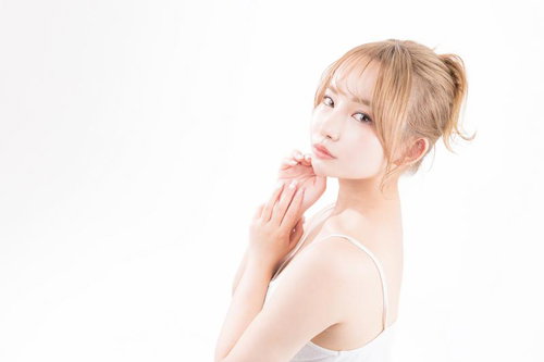 艶のある美肌の女性のスキンケア