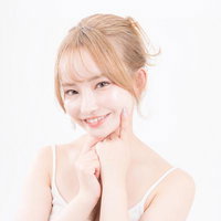 弾力のある頬が輝く笑顔ショット、ナチュラルメイクの透明感の写真