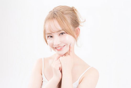 弾力のある頬が輝く笑顔ショット、ナチュラルメイクの透明感