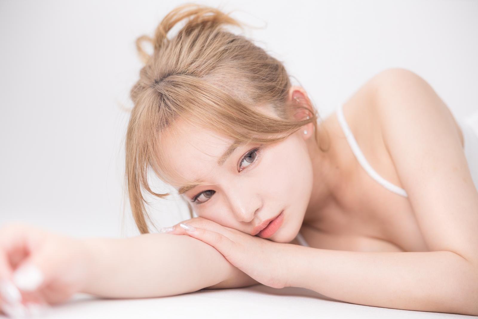 テーブルにもたれてリラックスする透明感のある素肌の女性［モデル：yuria］