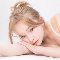 透明感際立つ素肌美人がテーブルにもたれてリラックスする様子の写真