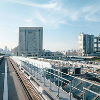 ゆりかもめの高架線から望むお台場のフジテレビ本社ビルと都市風景の写真