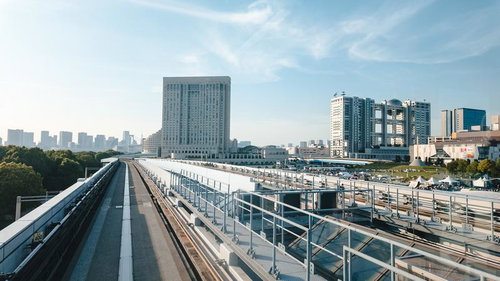 ゆりかもめの高架線から望むお台場のフジテレビ本社ビルと都市風景