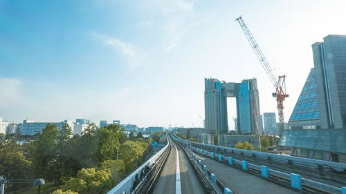 大型クレーンとビル群が見える都市の高架軌道とゆりかもめ