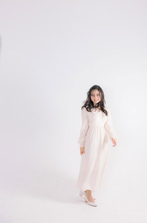白ホリスタジオで撮影した白ワンピース姿の女性ポートレート