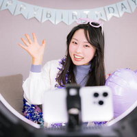 リングライト配信中に生誕祭のスパチャをせがむ女性の写真