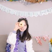 HAPPY BIRTH DAYのドーナッツと笑顔の主役女子の写真