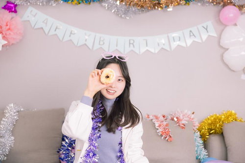 HAPPY BIRTH DAYのドーナッツと笑顔の主役女子