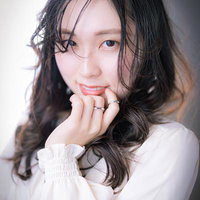 微笑みながらポーズを取る若い女性のポートレートの写真