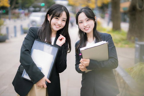 OL風の女子に笑顔で話しかけられたと思ったらアンケートの協力だった