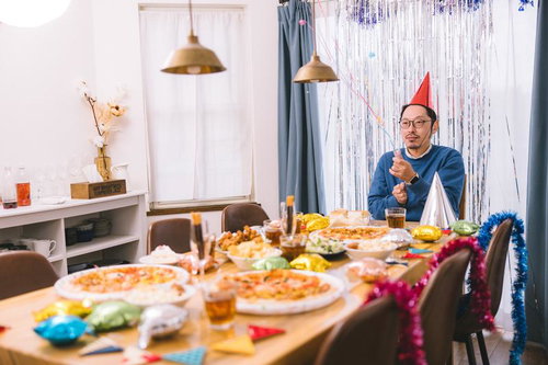 ホームパーティーで孤独クラッカー「パーンッ」