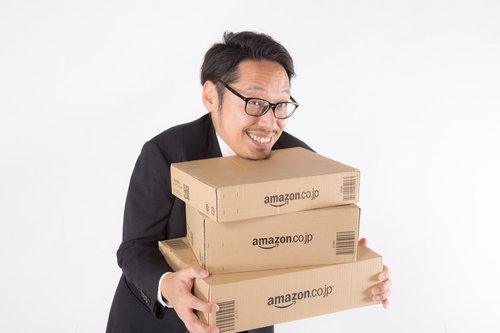 ポチリ過ぎて感覚がおかしくなった会社員がダンボール箱を抱えて喜ぶ