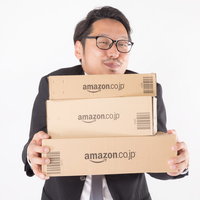 上司がニコニコしながら梱包前のダンボール箱を持ってきたの写真