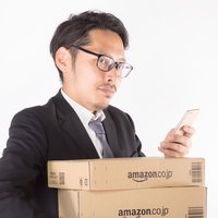 棚卸しの数が一致するごとにキメ顔でガッツポーズする男性の写真