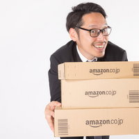 ほしい物リストで届いた商品を自慢しに来ますたダンボール箱の男性の写真