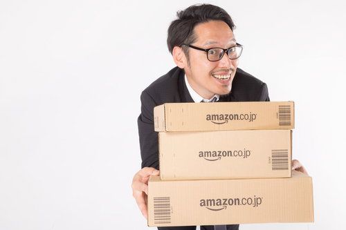 ほしい物リストで届いた商品を自慢しに来ますたダンボール箱の男性