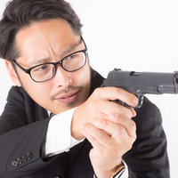 両手で拳銃を構える近接戦闘の射撃スタイルの写真