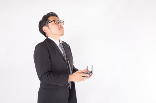 ドローンを操縦する男性会社役員がプロポで上空確認