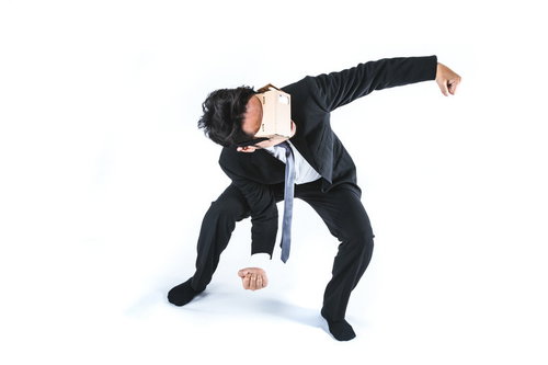 うぉおお、下からのアングルでVRゲームに興奮する男性