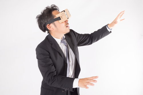 VRヘッドセットを装着して仮想現実の中を彷徨う会社員