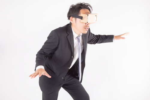 バーチャルリアリティーの中で落下しそうな会社員男性