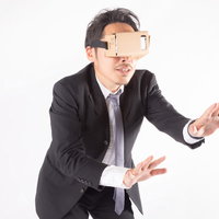 仮想空間の壁に直面して前に進めない会社員の写真